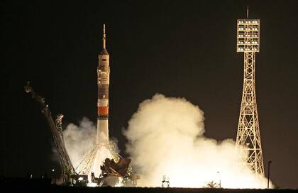 Un lanzamiento de un cohete Soyuz despega desde el cosmódromo de Baikonur, en las estepas de Kazajistán
