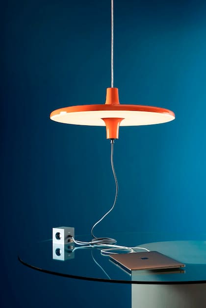 Un lanzamiento premiado por su originalidad fue ‘Avro’, de Martinelli Luce. Tiene un enchufe incorporado, lo que nos independendiza de paredes vecinas para recargar nuestros dispositivos.