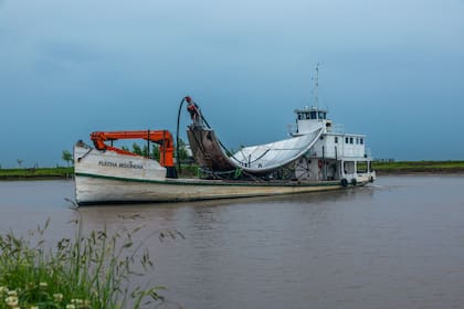 Un largo recorrido a bordo de una barcaza, por el río Paraná
