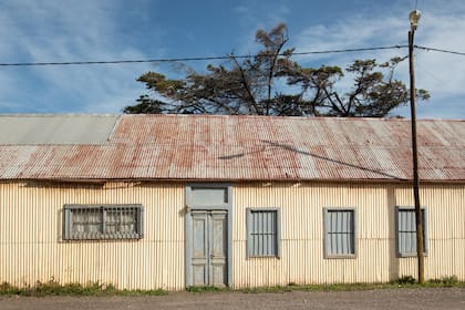 Un lateral de Casa Rabal, emblemático almacén de ramos generales de Camarones.