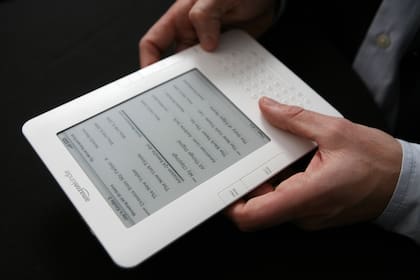 Un lector de libros electrónicos Kindle. Amazon planea arribar al mercado latinoamericano según declaraciones de Pedro Huerta, director de contenidos digitales de la compañía