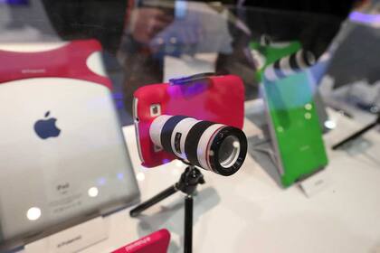 Un lente adicional para teléfonos inteligentes de Polaroid, presentado en la última edición de la CES de Las Vegas