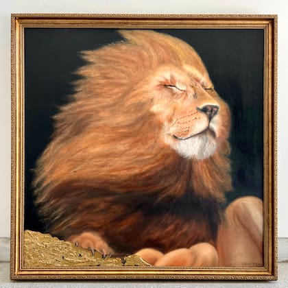 Un león con garras que se apoyan en un suelo dorado, una nueva pieza de la colección de retratos de Milei en Olivos