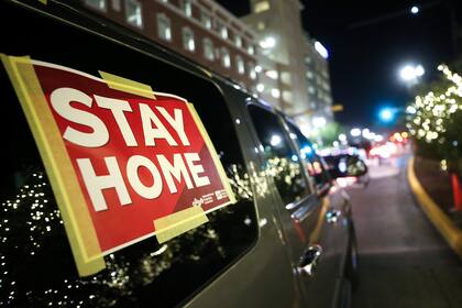 Un letrero de "quédese en casa" está pegado a un vehículo que participa en una caravana de enfermeras que pide a las personas que se queden adentro en medio de un aumento de casos de coronavirus en El Paso, Texas, el 16 de noviembre de 2020