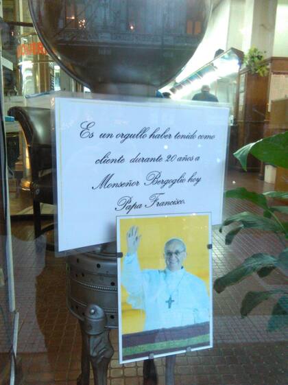 Papa Francisco: Recordando sus tardes de mate en la terraza con vista a Plaza de Mayo y la Catedral Letrero de peluquería