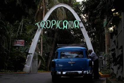 Un letrero de neón brilla sobre la entrada del cabaret Tropicana