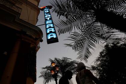 Un letrero de neón brilla sobre la entrada del Hotel Inglaterra