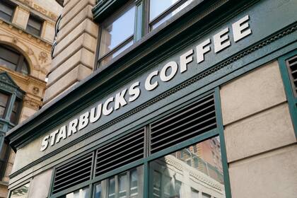 Un letrero de Starbucks sobre una tienda de Manhattan, Nueva York