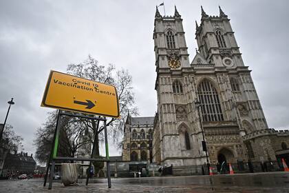Un letrero dirige al público a la entrada de un centro de vacunación temporal contra el Covid-19 que se instaló dentro de la Abadía de Westminster en Londres el 10 de marzo de 2021