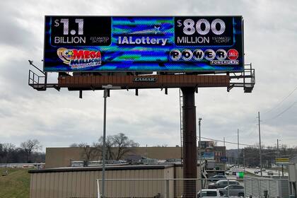 Un letrero electrónico anuncia los botes en los sorteros de las loterías Mega Millions y Powerball, el 25 de marzo de 2024