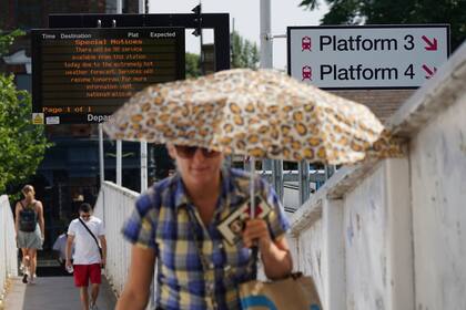 Un letrero en la estación de tren Alexandra Palace que dice que no hay trenes circulando debido al clima cálido, en Londres