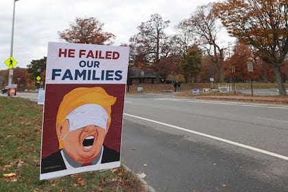 Un letrero político anti Trump se ve en State Street el 1 de noviembre de 2020 en Portland, Maine
