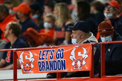Un letrero que dice "Vamos, Brandon" en la barandilla de un partido de fútbol americano universitario de la NCAA, Nueva York.