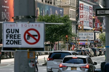 Un letrero que lee "Zona libre de armas" cerca de Times Square, el 31 de agosto de 2022, en la ciudad de Nueva York. 