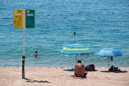 Un letrero que muestra áreas reservadas para adultos y familias en una playa en Lloret de Mar el 22 de junio de 2020