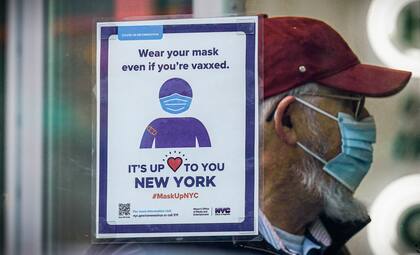 Un letrero recuerda a los clientes que se requieren mascarillas para entrar a la tienda en Nueva York, el 13 de diciembre de 2021. 
