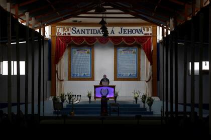Un líder de la iglesia habla durante un servicio de adoración de la iglesia evangélica cristiana Misión israelita del Nuevo Pacto Universal