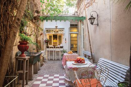 Un lindísimo patio conecta el comedor con la cocina.