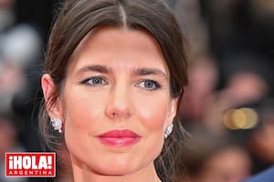 Un lindísimo retrato de la sobrina de Alberto de Mónaco que, fiel a su estilo, accesorizó su look apenas con unos pendientes de oro blanco y diamantes, de Chanel Fine Jewellery.