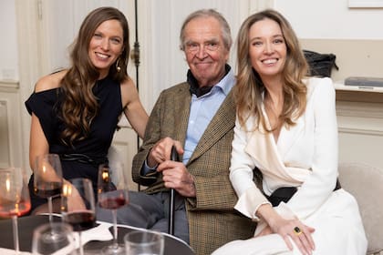 Un lindísimo retrato de las hermanas Damasia y Agustina con su padre, Ronaldo Böhtlingk. “Me emocionó muchísimo compartir la noche con mi familia. En especial con mi papá”, asegura la diseñadora.