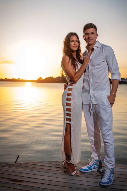 Un lindísimo retrato de madre e hijo, con el atardecer cayendo a sus espaldas.