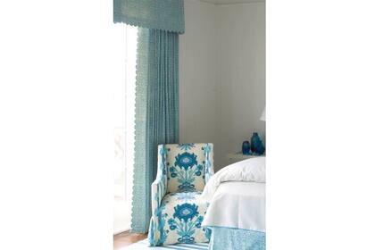 Un lindo género estampado aplicado en un sillón de un cuerpo es una forma de sumar el color turquesa a tu dormitorio. (foto: mrshowardpersonalshopper.com).