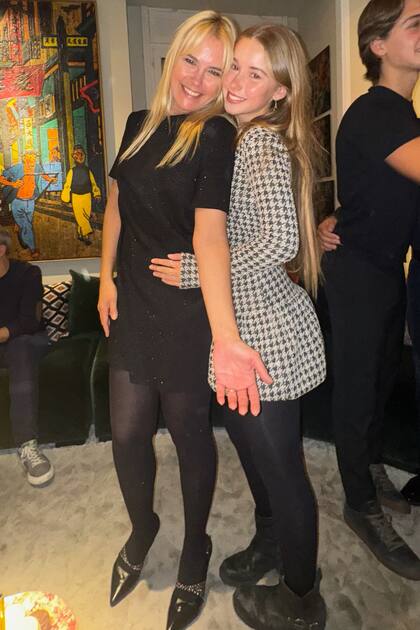 Un lindo retrato de madre e hija. Taína estaba muy canchera con un vestido pied de poule.