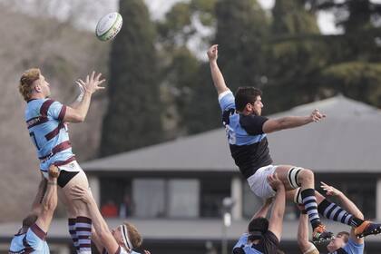 Un line-out en CUBA vs. Rosario; al campeón le costó vencer en Villa de Mayo al último ascendido.