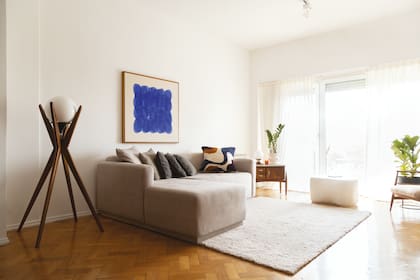 Un living para compartir: lámpara Englander & Bonta, puf Bouclé de Pastel, almohadones hechos a medida de Arpo Textil y maceta de Roma Objetos