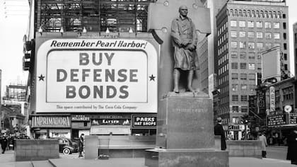 Un llamado a comprar bonos de guerra en Times Square, en la ciudad de Nueva York, en 1940
