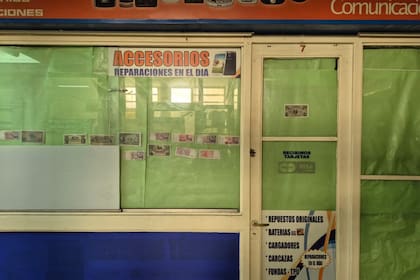 Un local cerrado y vacío en una galeria cordobesa donde un informe revela que la vacancia crece