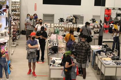Un local de ropa, en Times Square; repleto de gente