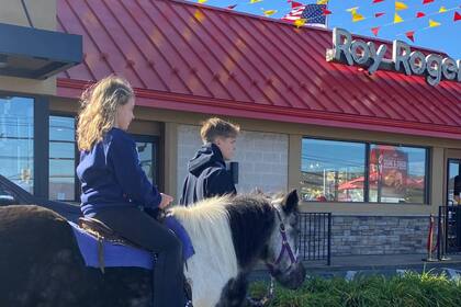 Un local de Roy Rogers, ambientado como un rodeo