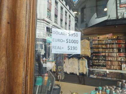 Un local muestra una cotización del dólar al 10 de octubre
