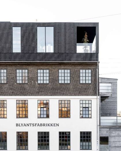 Un loft de 350 metros cuadrados en una antigua fábrica, que data de 1883, funciona como la casa familiar