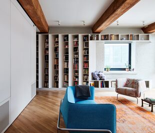 Un loft en Brooklyn donde una pareja atesora miles de libros en una original biblioteca