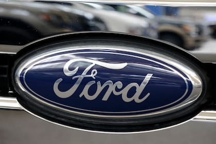 Un logo de Ford en una feria automotriz en Pittsburgh el 14 de febrero del 2013. (Foto AP/Gene J. Puskar)