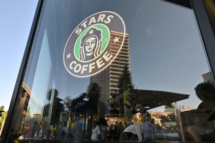 Un logo de la cafetería Stars Coffee en un exlocal de la cadena Starbucks en Moscú, Rusia, el jueves 18 de agosto de 2022.