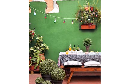 Un lugar cómodo para sentarse con amigos y tomar y comer cosas ricas