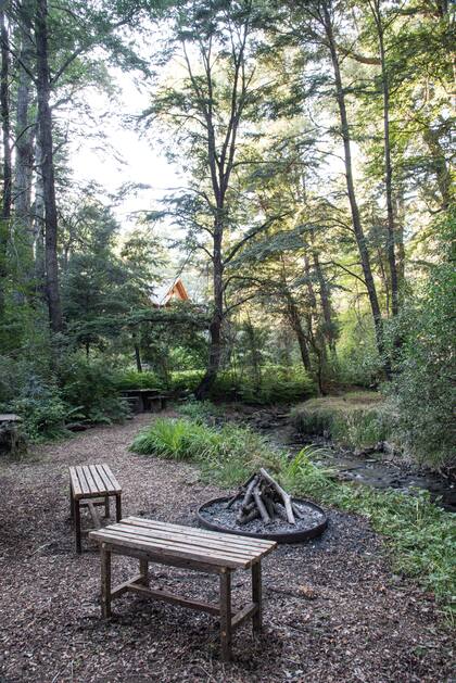 Un lugar para estar: La ubicación estratégica de este fogón al reparo de los árboles ofrece un espacio de relajación y silencio en contacto con la naturaleza