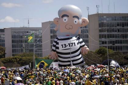 Un Lula con traje a rayas llamó la atención en Brasilia