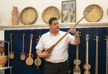Un luthier en Samarkanda, Uzbekistán.