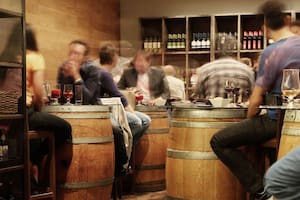 Un madre sacó a su hijo de un negocio por beber alcohol (Fuente: Pexels)