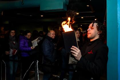 Un mago sorprende a los visitantes que hacen fila para ingresar a la FED