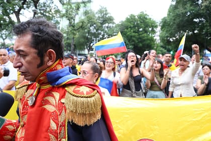 Un manifestado vestido como Simón Bolivar, en el Parque Santander, en Cúcuta