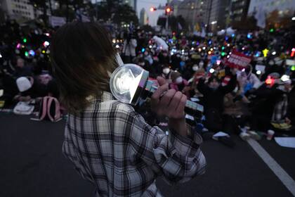 Un manifestante baila delante de la multitud frente al Parlamento