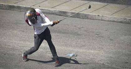 Un manifestante con un palo de golf