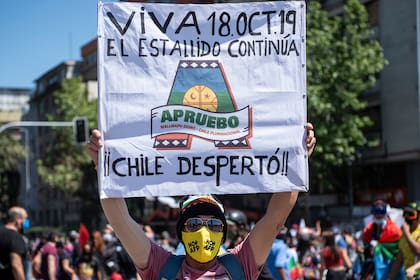 Un manifestante conmemora el primer aniversario del levantamiento social en Chile, en Santiago, el 18 de octubre de 2020,