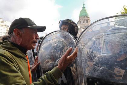 Un manifestante cuestiona a las fuerzas de seguridad