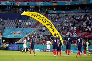 Eurocopa: un paracaidista de Greenpeace irrumpió en la cancha y hubo lesionados